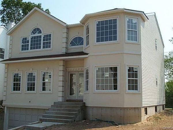 21 Central Court, Carle Place, NY 11514