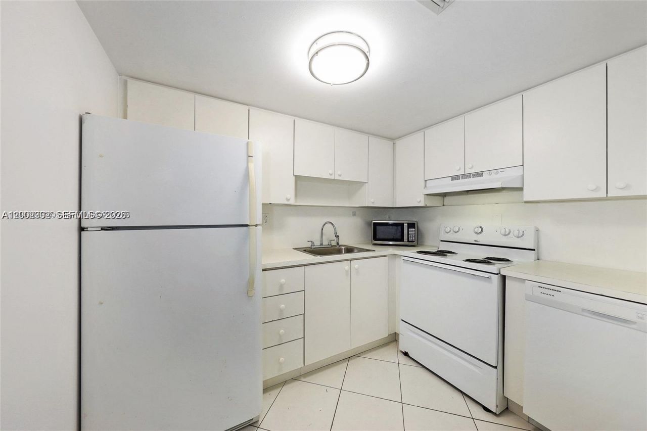 2600 Collins Ave, Unit 405, Miami Beach, FL 33140 Photo