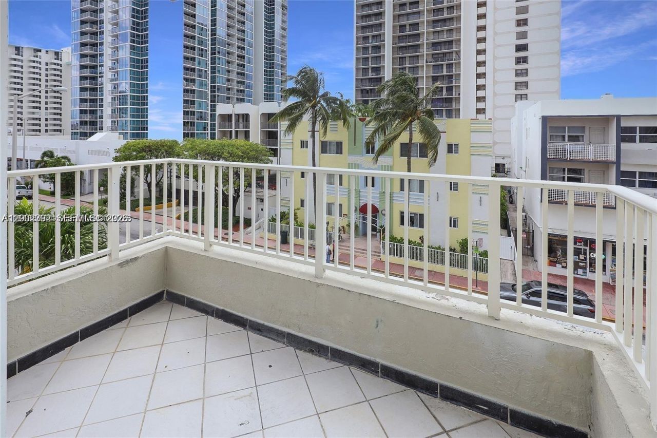 2600 Collins Ave, Unit 405, Miami Beach, FL 33140 Photo