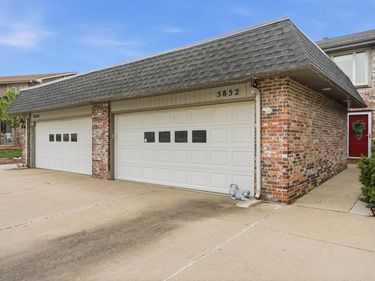 5852 Locust Street , Lincoln, NE 68516