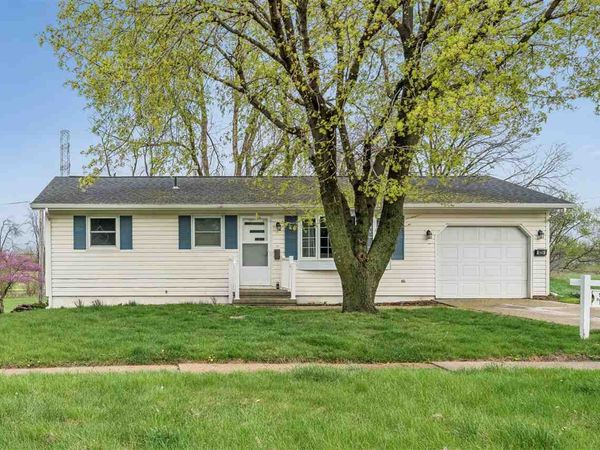 925 Parkview Dr, Marion, IA 52302