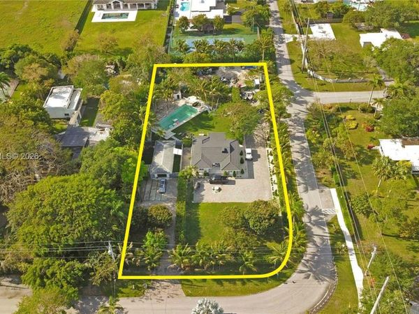 8390 SW 64 st , Miami, FL 33143