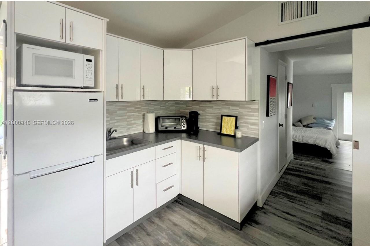 8390 SW 64 St, Miami, FL 33143 Photo