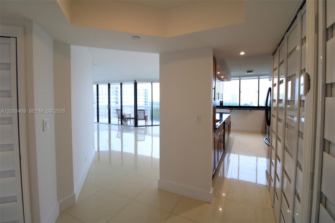 20185 E Country Club Dr, Unit 1105, Aventura, FL 33180 Photo