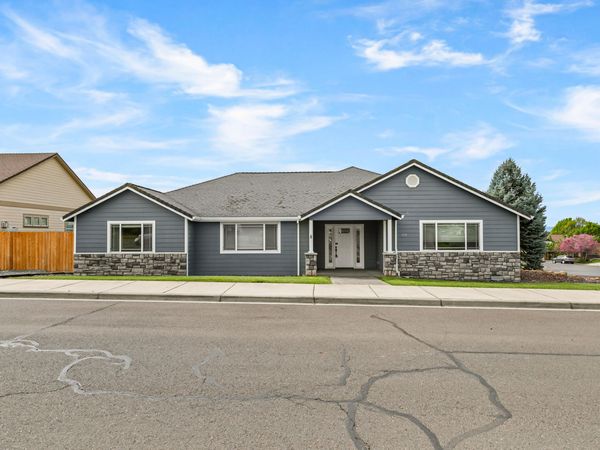 602 Barton Road, Eagle Point, OR 97524