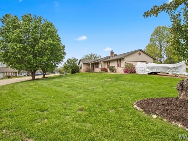 4 Arlington Oaks Drive, Cedar Hill, MO 63016