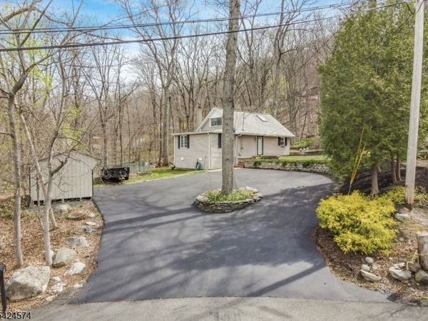 23 Old Woodland Trl, Jefferson, NJ 07438