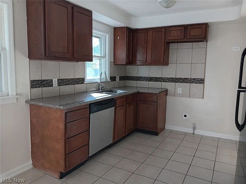 18208 Edinboro Avenue, Maple Heights, OH 44137 Photo 2