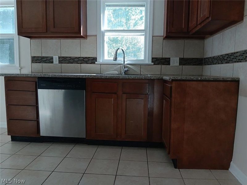 18208 Edinboro Avenue, Maple Heights, OH 44137 Photo 4