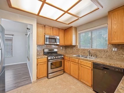 8239 Derbyshire Cir, Sacramento, CA 95828 Photo