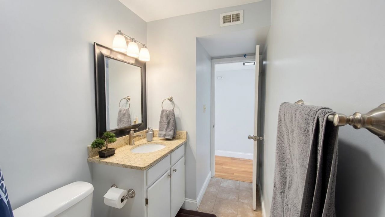 2000 Greens Blvd.  Photo 17