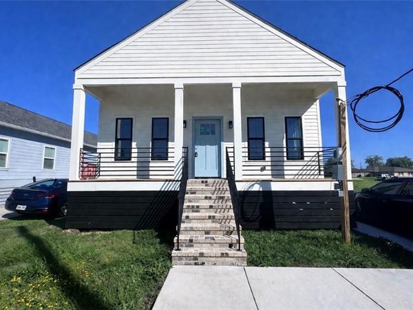 8439 CURRAN Road, New Orleans, LA 70127