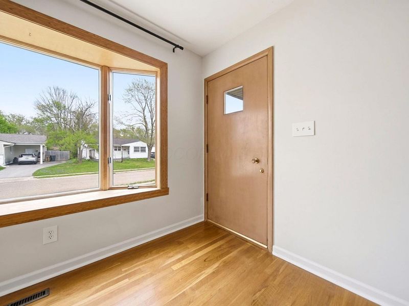 5315 Eisenhower Road, Columbus, OH 43229 Photo 4