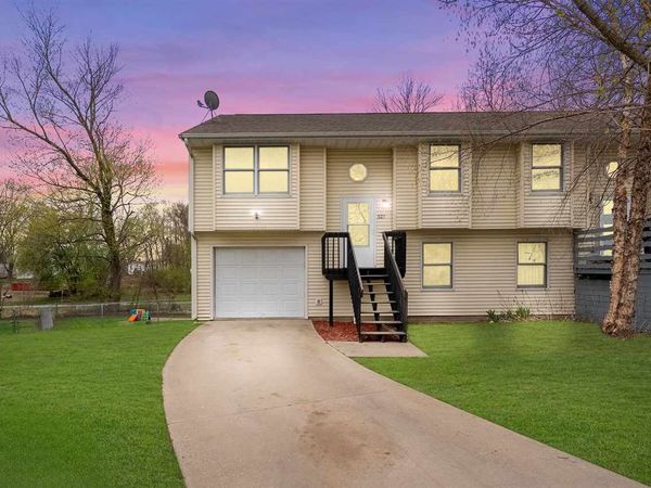 327 Parkview Ct, North Liberty, IA 52317