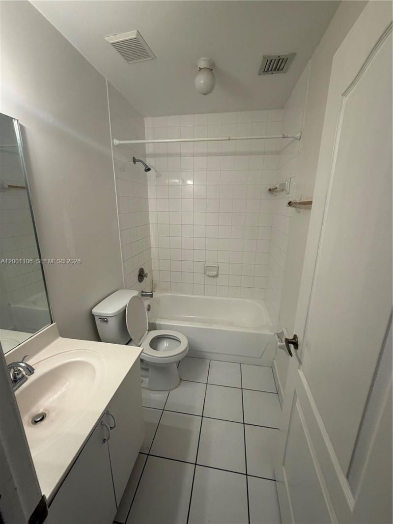 960 NE 214th Ln, Unit 960-04, Miami, FL 33179 Photo