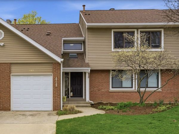 101 Windwood Court, Unit 101, Buffalo Grove, IL 60089