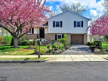 902 SUELLEN DRIVE, READING, PA 19605