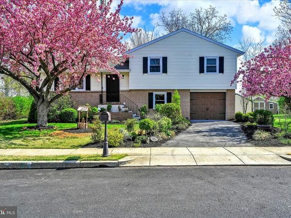 902 SUELLEN DRIVE, READING, PA 19605