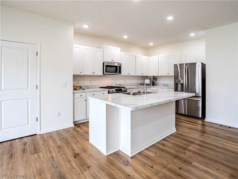 421 River Run Drive, Elyria, OH 44035 Photo 8