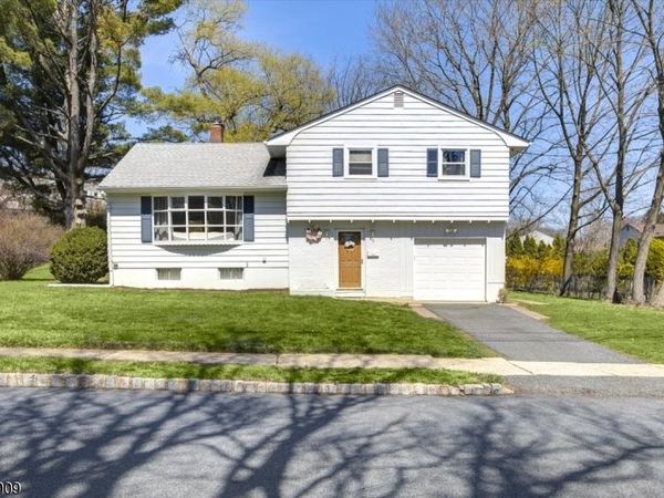 15 Beechwood Dr, Roxbury, NJ 07876