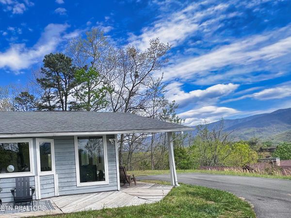 1030 Fox Tail Tr, Gatlinburg, TN 37738