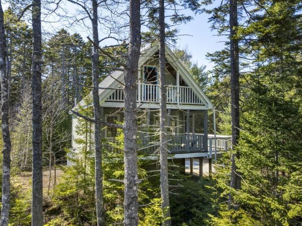 527 Cape Newagen Road, Southport, ME 04576