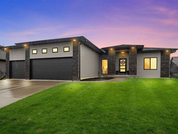 1915 Timber Wolf Dr, North Liberty, IA 52317