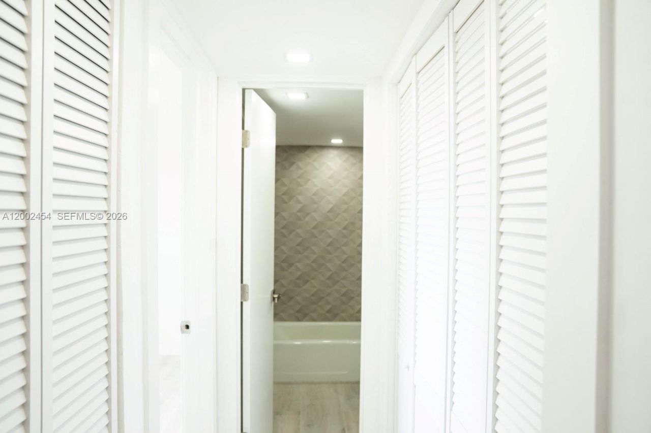 220 SW 9th Ave, Unit 306, Hallandale Beach, FL 33009 Photo