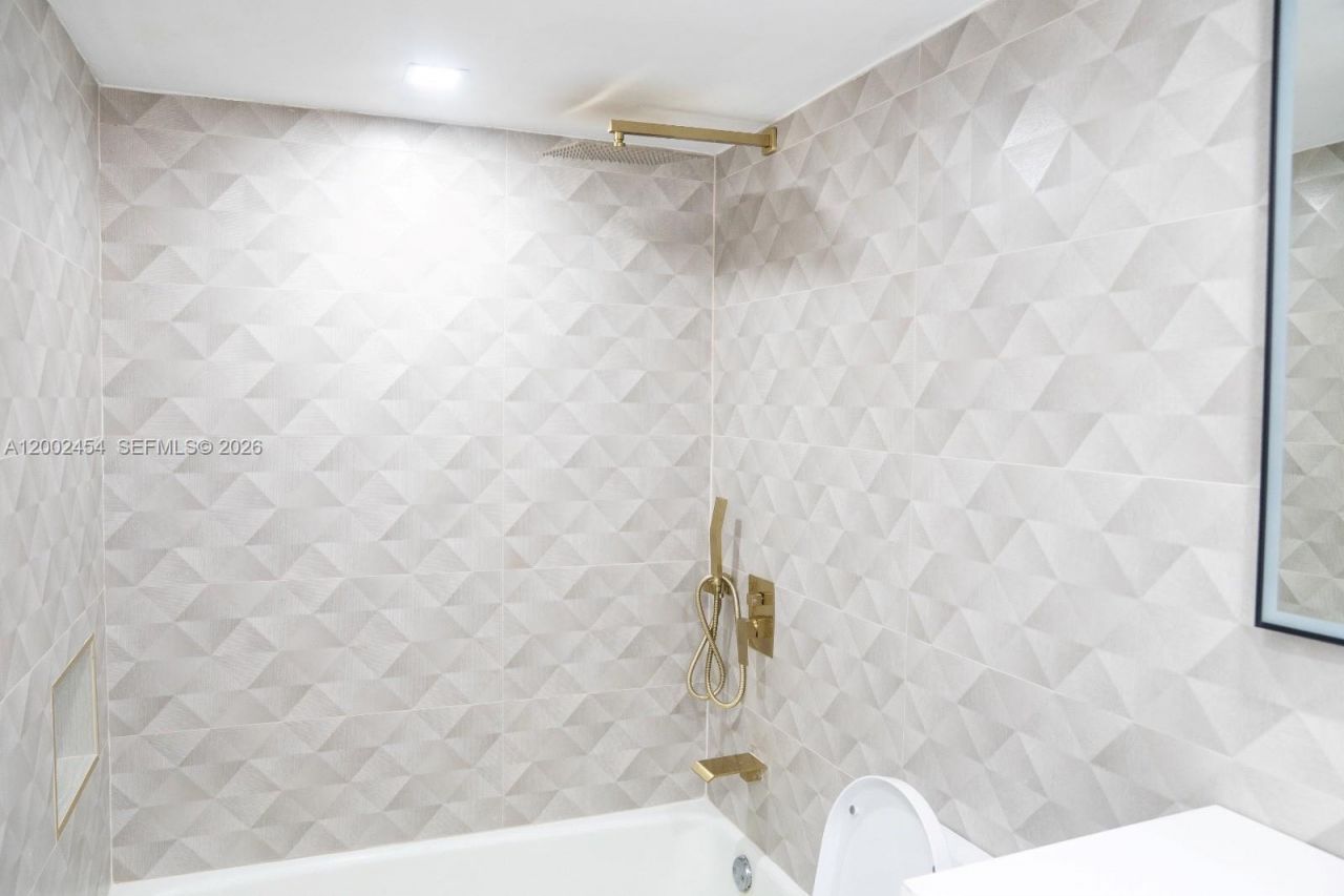 220 SW 9th Ave, Unit 306, Hallandale Beach, FL 33009 Photo