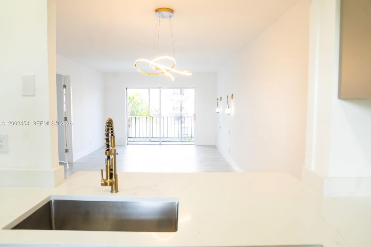 220 SW 9th Ave, Unit 306, Hallandale Beach, FL 33009 Photo