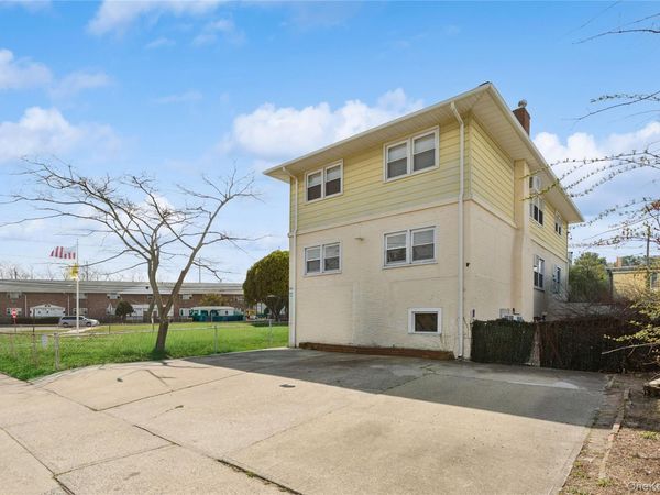 31 Julian Place , Island Park, NY 11558