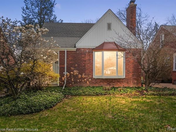 1837 Oxford Road, Grosse Pointe Woods, MI 48236