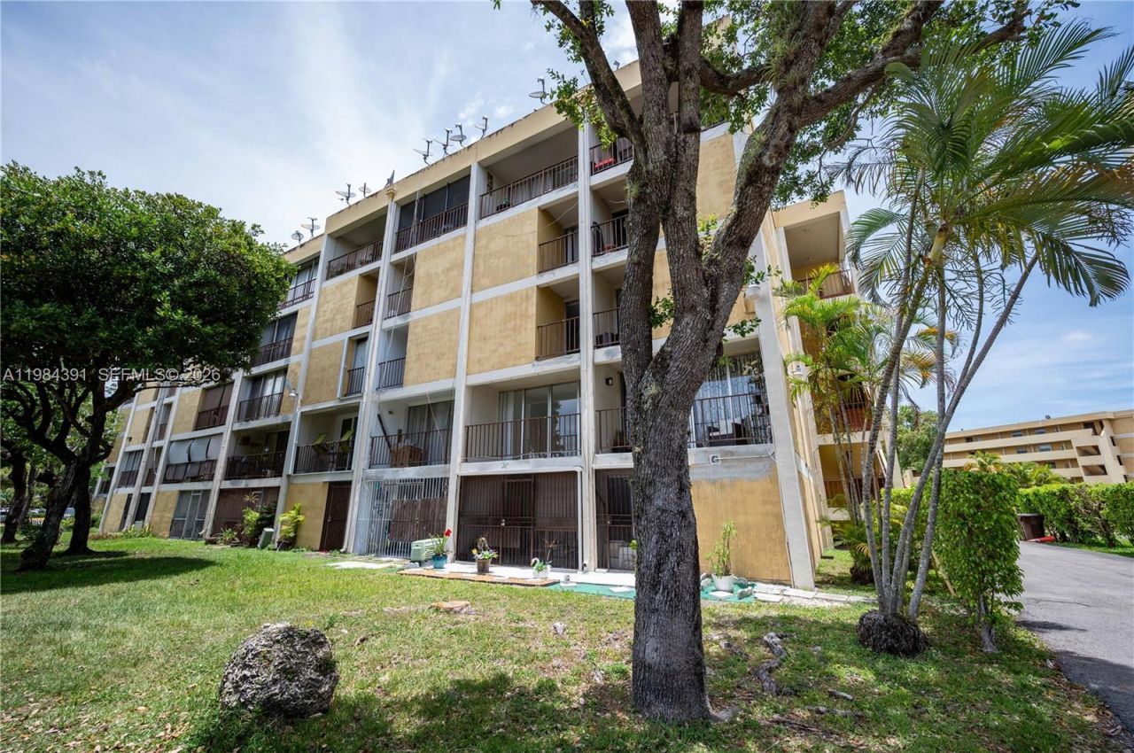9220 Fontainebleau Blvd, Unit 202, Miami, FL 33172 Photo