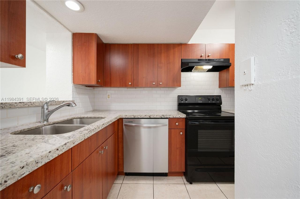 9220 Fontainebleau Blvd, Unit 202, Miami, FL 33172 Photo
