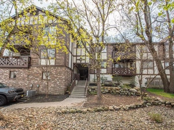 802 Thoreau Ct, Mahwah, NJ 07430