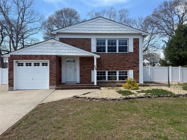 226 Woodycrest Drive , Holtsville, NY 11742