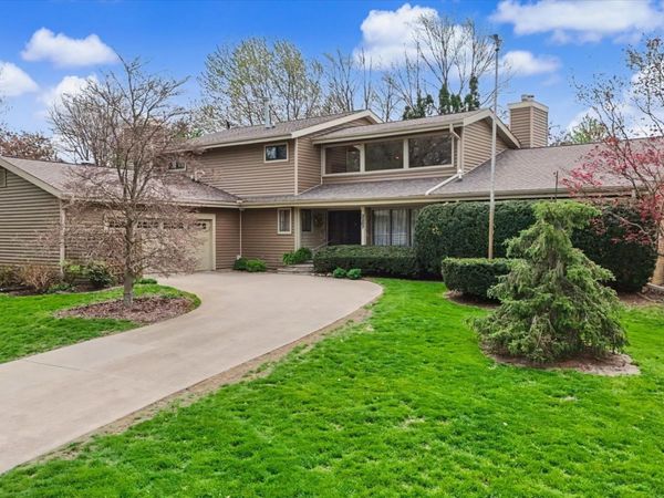 3207 Douglas Woods Drive, Urbana, IL 61802