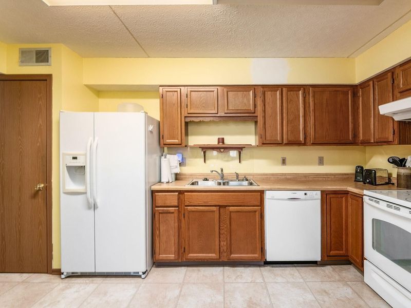 5885 Beechcroft Road , Unit 104, Columbus, OH 43229 Photo 11