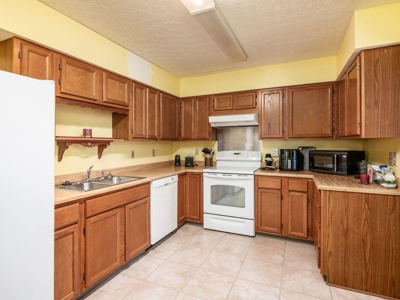 5885 Beechcroft Road , Unit 104, Columbus, OH 43229 Photo 8