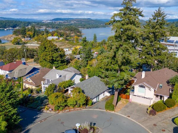 715 Luscombe Pl, Esquimalt, BC V9A 7L6