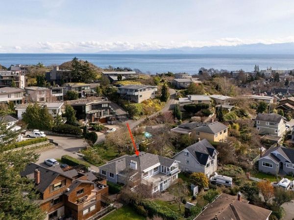 310 Windermere Pl, Victoria, BC V8S 3J3
