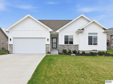 2205 Park Crest Drive , Papillion, NE 68133