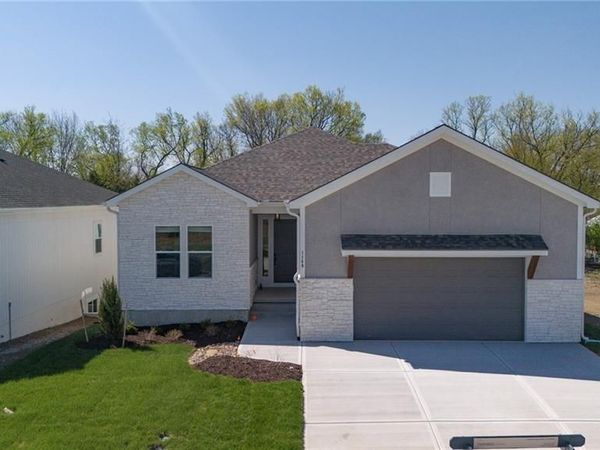 4830 NW Huonker Court, Riverside, MO 64150