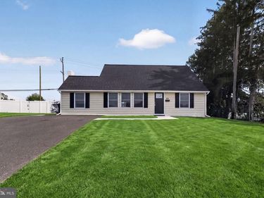 28 JUMP HILL ROAD, LEVITTOWN, PA 19056