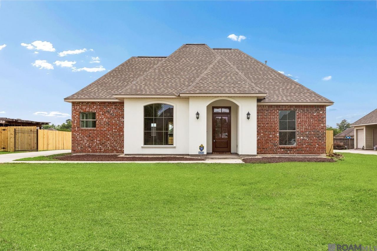 9066 Willow Point Dr, Denham Springs, LA 70726 Main Photo