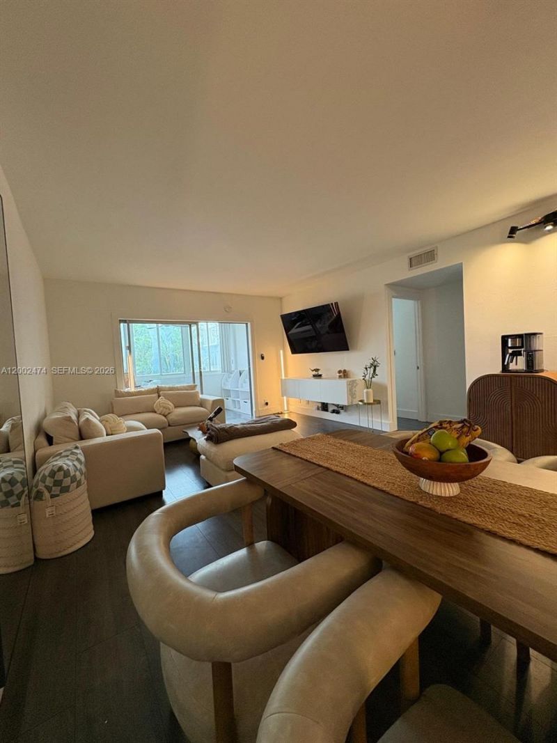 4200 Hillcrest Dr, Unit 208, Hollywood, FL 33021 Photo