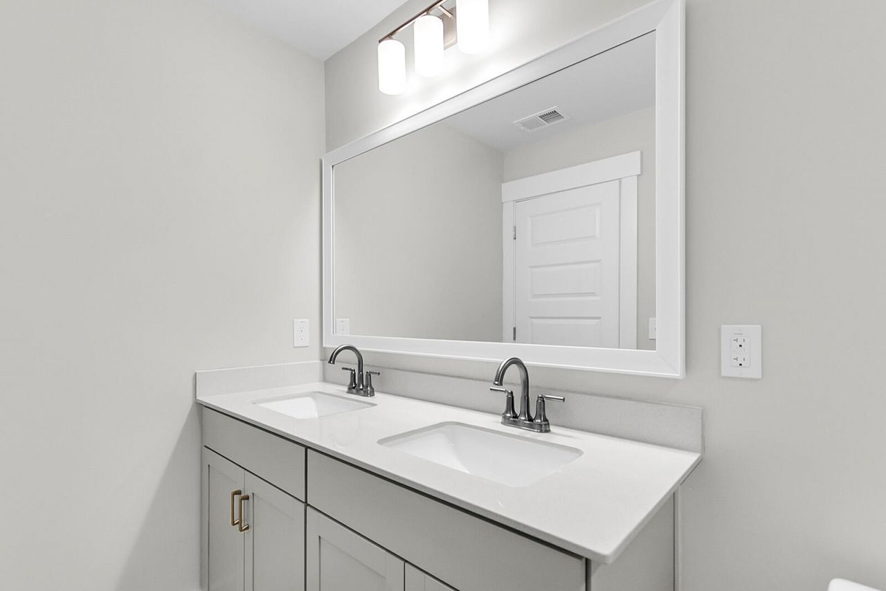 607 Crosswick Street Photo 24