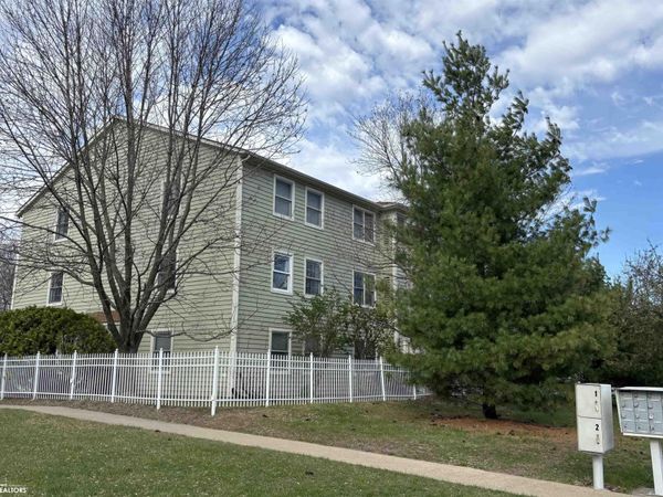 1100 University Manor Drive, Unit B21, Fairfield, IA 52556