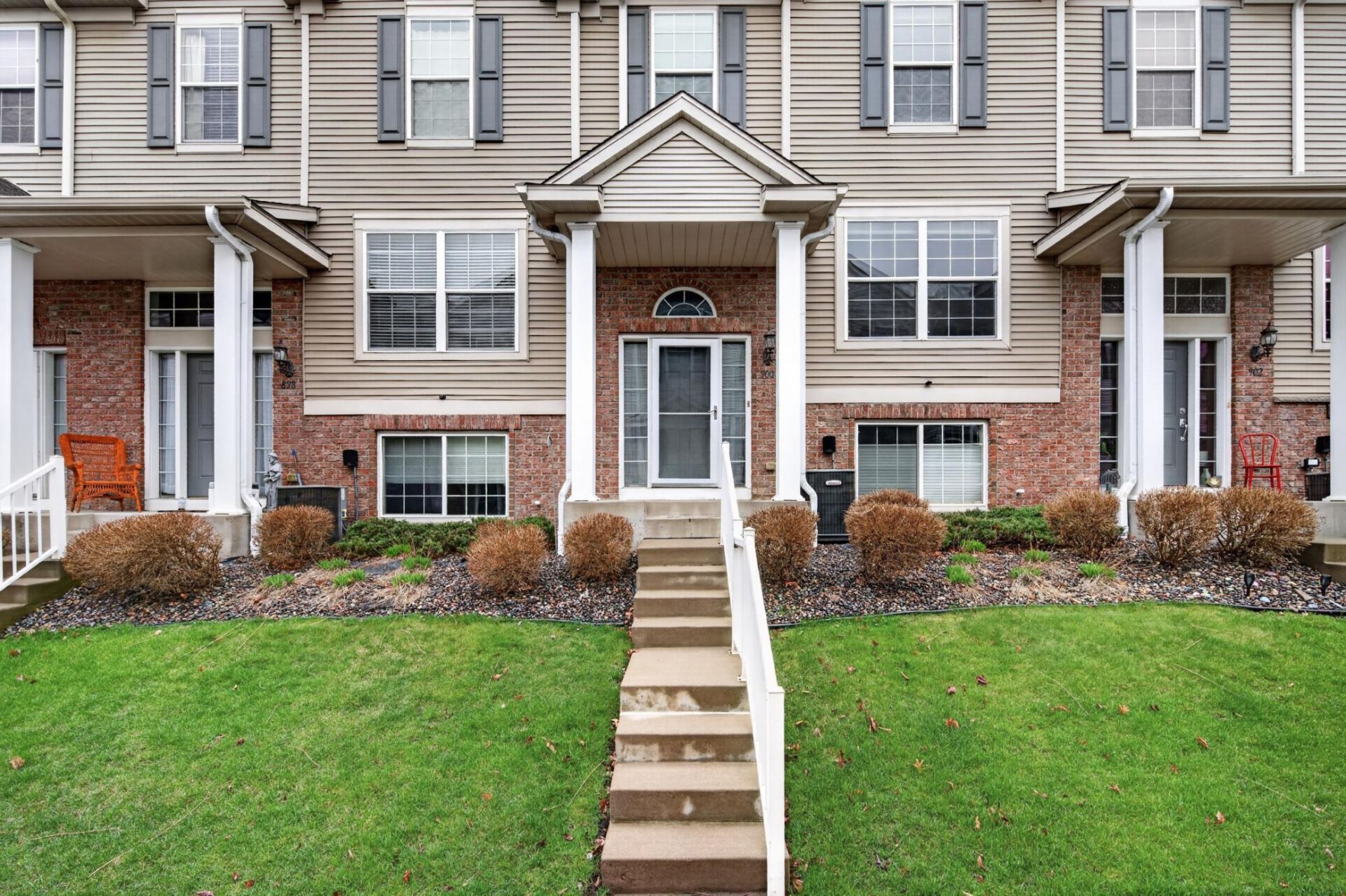 900 Ledgestone Drive, Mahtomedi, MN 55115