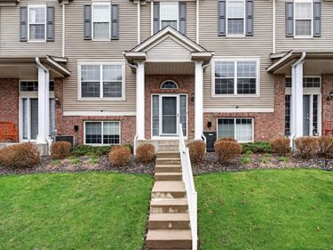 900 Ledgestone Drive, Mahtomedi, MN 55115